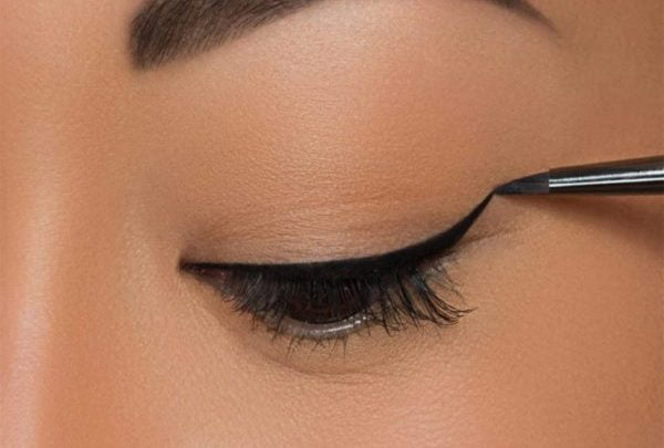 خط چشم و مداد چشم اسنس